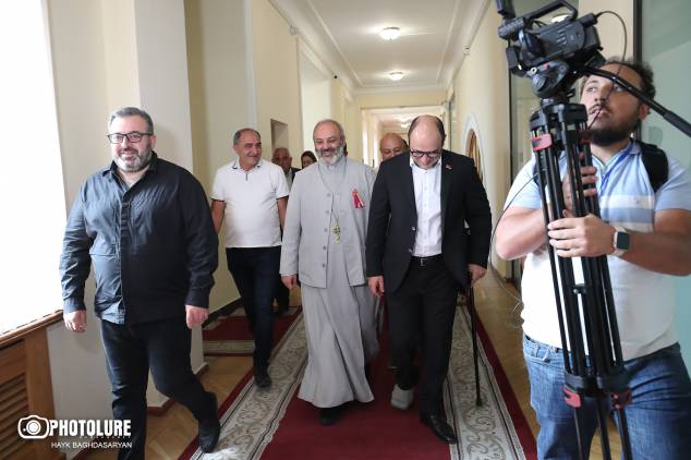 «Հրապարակ». Ինչ է խոսել սրբազանը՝ ընդդիմադիրների հետ փակ հանդիպմանը