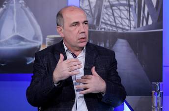 Փակ վագոնով բեռները գալիս են, ով իմանա՝ մեջը զե՞նք է, թե՞՝ մակարոն