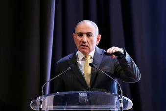 Ո՞վ է բռնելու այդ ձեռքը