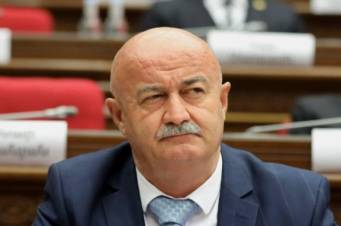 «Հրապարակ». ՔՊ վարչությունը միաձայն կողմ է քվեարկել Աղազարյանի մանդատը խլելու առաջարկին