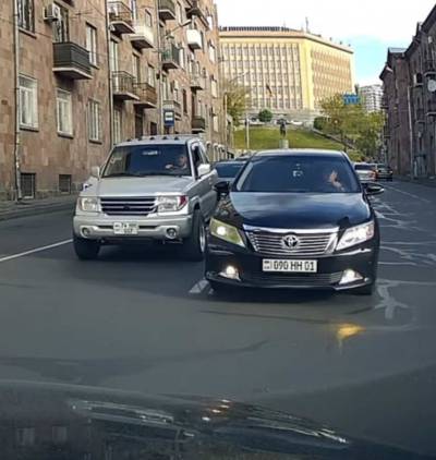 Ինչ ձև ես քշում, արա. ՔՊ-ականի ու ԱԺ-ի մեքենան վթարային իրավիճակում են հայտնվել