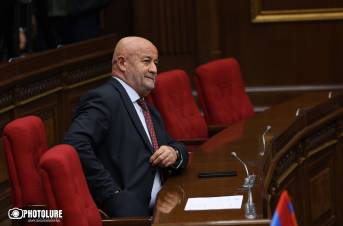 «Հրապարակ». Սրբերի մեջ մի «բարոյազուրկ, պետական դավաճան» կար` հեռացրին
