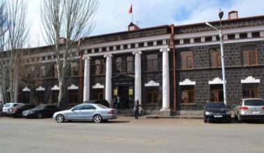 Շիրակի մարզպետարանում եւ Գյումրու համայնքապետարանում նախկիններից են ազատվում