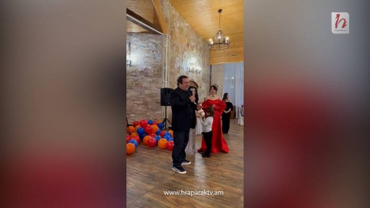 Գագիկ Ծառուկյանն արցախցի երիտասարդների հետ իր տան բակում ծառ է տնկելու