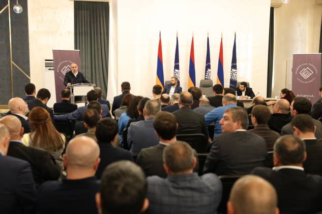 «Հրապարակ». Փաշինյանը դժգոհ է թիմից, թիմը` Փաշինյանից. ինչ են խոսել Աշտարակում