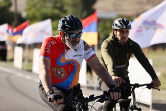 Самодур. մանր բռնակալը, որն իրեն ժողովրդավար է երեւակայում