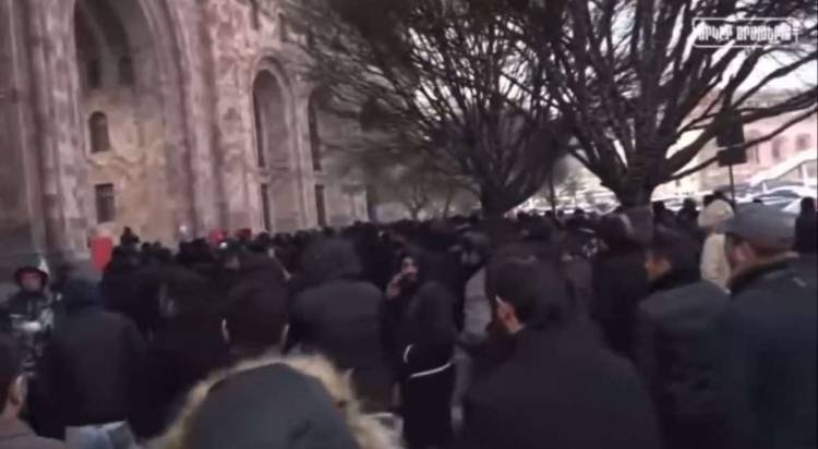 Հավաք կառավարության առջև 