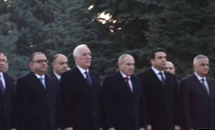 Փաշինյանը «հզոր» շքախմբով եւ մեծաթիվ զորքով մտավ «Եռաբլուր»