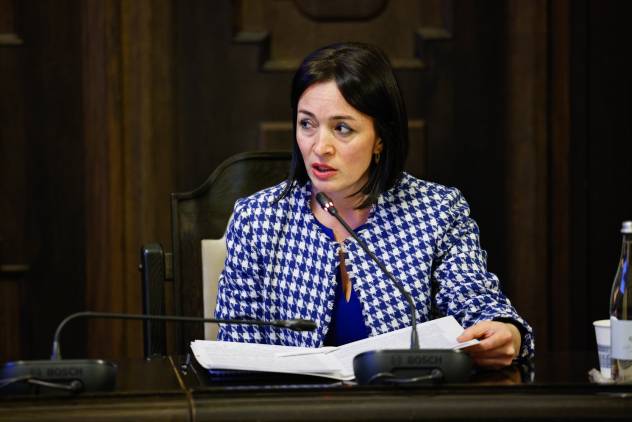 Թող բոլոր ուսուցիչները հավաքվեն եւ ատեստավորեն տիկնոջն ուղիղ եթերով