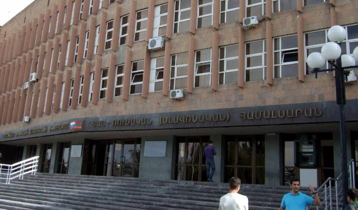Սլավոնականի ուսանողներն` ընդդեմ ռեկտորի