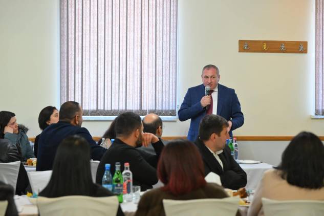 «Հրապարակ». Լոռու մարզպետը կարծում է, որ բոլորս կրթվելու կարիք ունենք