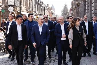 Ոչ մի շարքային գյումրեցի չի կարողացել մոտենալ Փաշինյանին՝ միայն նախապես ծրագրված ողջագուրումներ են եղել
