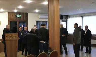 Համախմբվելու կոչերից մինչեւ ծեծկռտուք ու հայհոյանք 