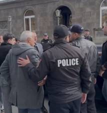 Գյումրիում բախում է եղել թեկնածուներից մեկի թիմակիցների և ոստիկանների միջև. տեսանյութ