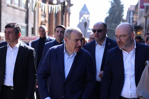 Ի զեն, Գյումրի. Փաշինյան