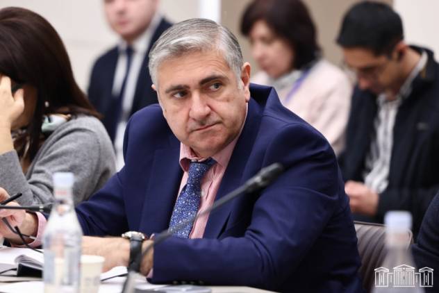 «Հրապարակ»․ Փաշինյանը նորից ժողովրդին շանտաժ է անում՝ գլխին պահելով պատերազմի մահակը