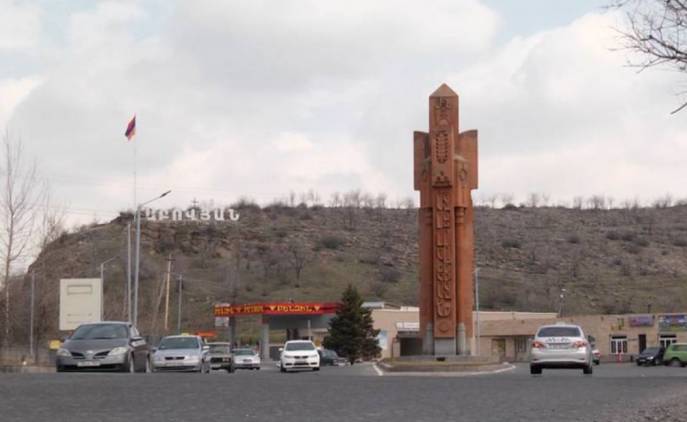 8000 դրամի ծաղիկներ, 80 հազար դրամի նվեր մանկապարտեզի տնօրենին