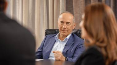 «Հրապարակ». Քոչարյանն իշխանության հայտ է ներկայացնում եւ գծում բաժանարար գիծը