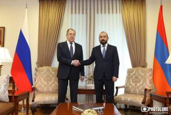 «Հրապարակ». Հռետորաբանության տարբերություն՝ ԱԳՆ շենքից ներս ու շենքից դուրս 