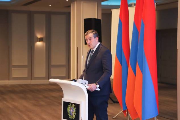 «Հրապարակ»․ Արթուր Աթաբեկյանը իրեն եւ ԲԴԽ շենքը շրջապատել է ախրանայով