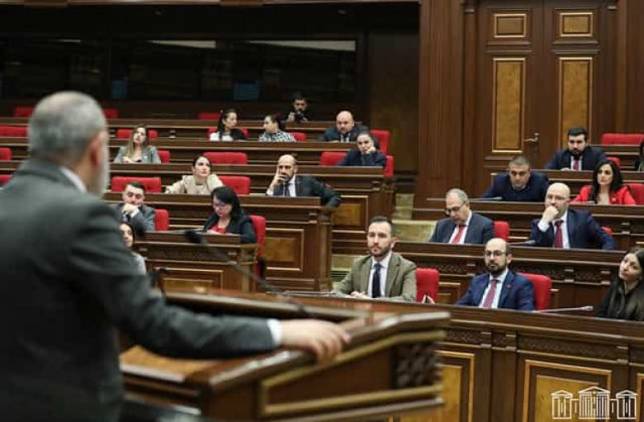 «Հրապարակ»․ Ով ավելի բարձր ու ավելի թունդ «կքրֆի»
