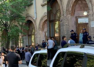 Գյումրեցիները հավաքվում են առաջնորդարանի առաջ