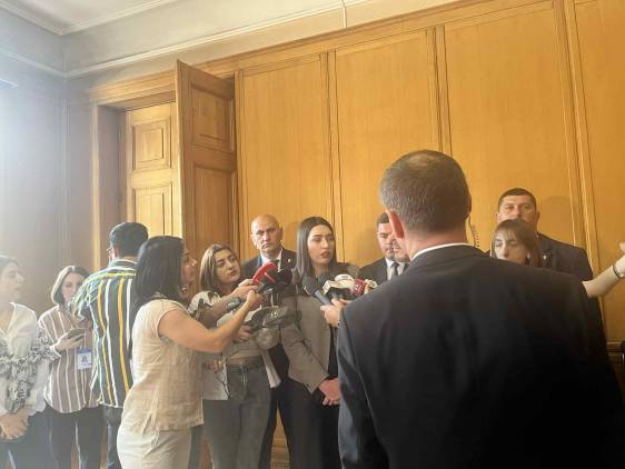 «Հրապարակ»․ Արփինե Սարգսյանը իրեն շրջապատել է ախրանայով 