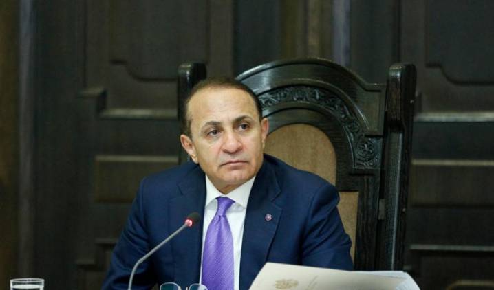 Հովիկ Աբրահամյանին են ձերբակալել, այս պահին խուզարկում են նրա տունը
