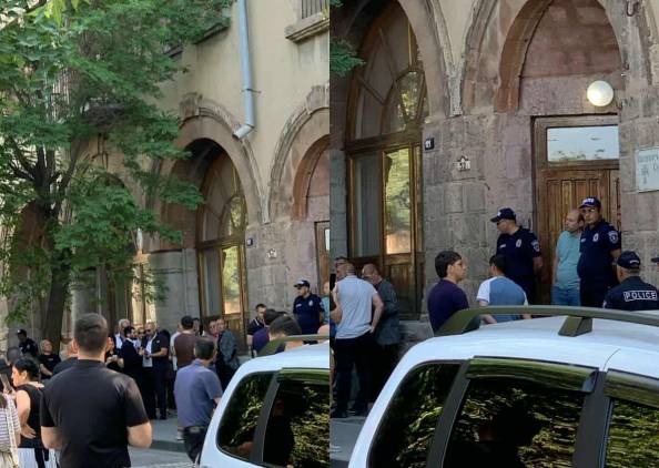 Գյումրեցիները հավաքվում են առաջնորդարանի առաջ