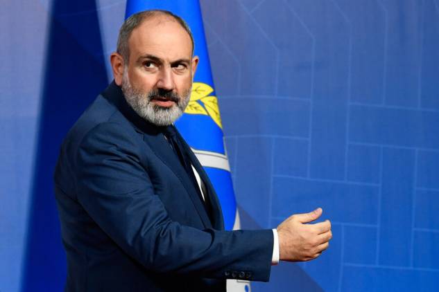 Կրակի հետ է խաղում