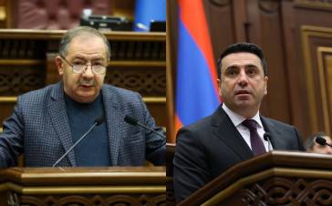 Ծխում է Աղվան Վարդանյանը, տուգանքը կվճարի Ալեն Սիմոնյանը 