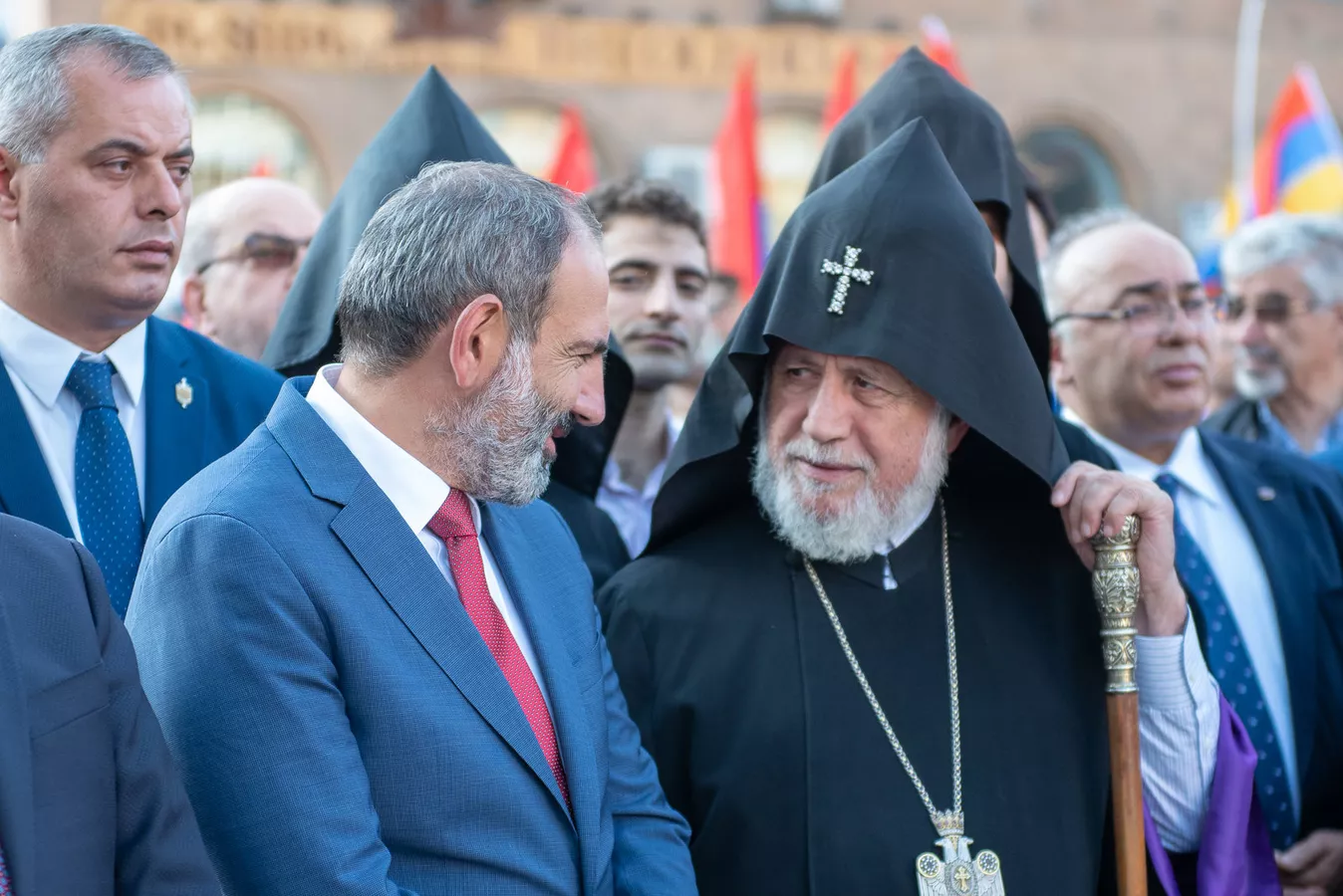 «Հրապարակ». Ինչպես են ՔՊ-ականները «պատրաստվում» Վեհարանը գրոհելուն
