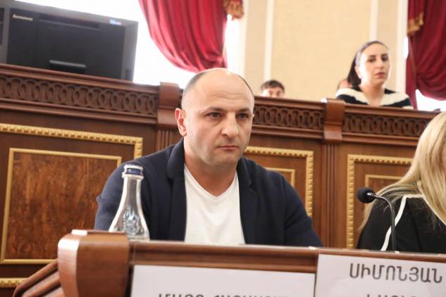 Մեր ներքին խոսակցությունների ժամանակ դուք էլ եք ասում, որ դեմ եք, քաջություն դրսևորեք. ավագանու անդամը ՔՊ֊ականներին