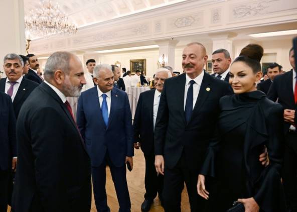 Փաշինյան, չլսես ոչ մեկին` տրորիր բոլորին, եթե ուզում ես մի օր նստել մեքենան ու մեկնել Բաքու կամ Անկարա. ադրբեջանցի հրապարակախոս