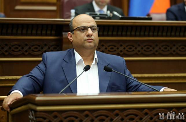 «Հրապարակ». Պատկերասրահում պաշտոնյաների կանայք սուրճ խմող են աշխատում