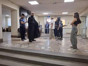 Հոգեւորականներին ոտից գլուխ զննում են