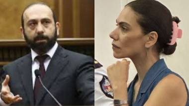 Արարատ Միրզոյանի պաշտպանը ծամոն է ծամում դատարանի դահլիճում