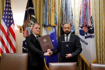 Որովհետև կարևորն իրենք են, իրենց պաշտոնները… 