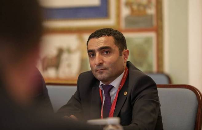 «Հրապարակ». Բնակիչը զրկված է լույսից, իսկ Ռոմանոսն էլեկտրիկներին կոստյում է հագցնում