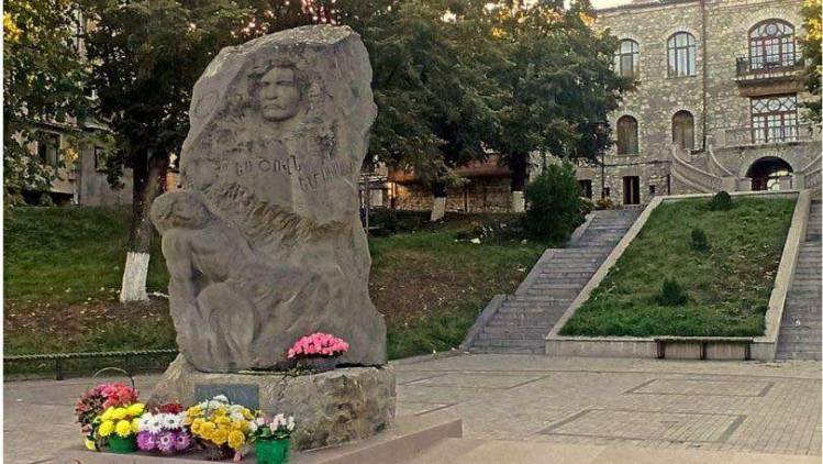Բեկորի ծննդյան օրը Ստեփանակերտում ոչնչացրել են նրա հուշարձանը