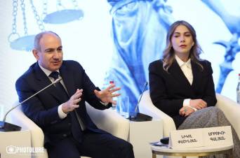 Ըստ Գալյանի՝ Փաշինյանը ոչ թե երկրի ղեկավար է, այլ սազը ձեռքին գուսան․․․