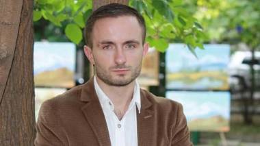 «Հրապարակ». Լիովին խելագարված Բաքվի ֆաշիստը ոտնակոխ է անում անգամ հոր գերեզմանը
