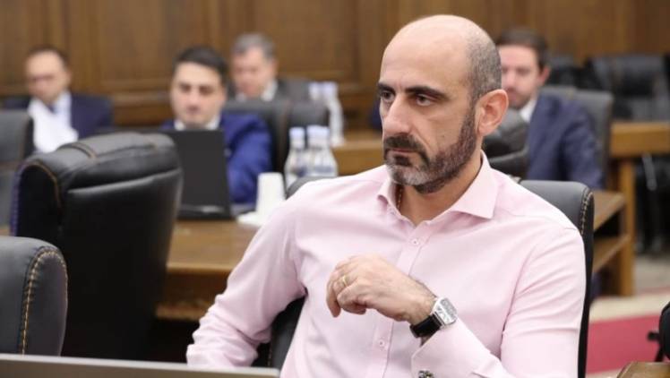 «Հրապարակ»․ Կա՛մ Նիկոլ Փաշինյանը «քցել» է Զեյնալյանին, կա՛մ` Ավանեսյանը` Փաշինյանին