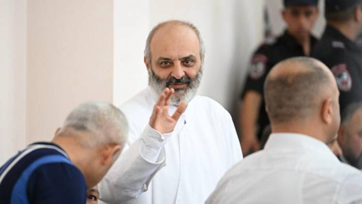 Ինչով է Բագրատ Սրբազանը զբաղվում բանտում