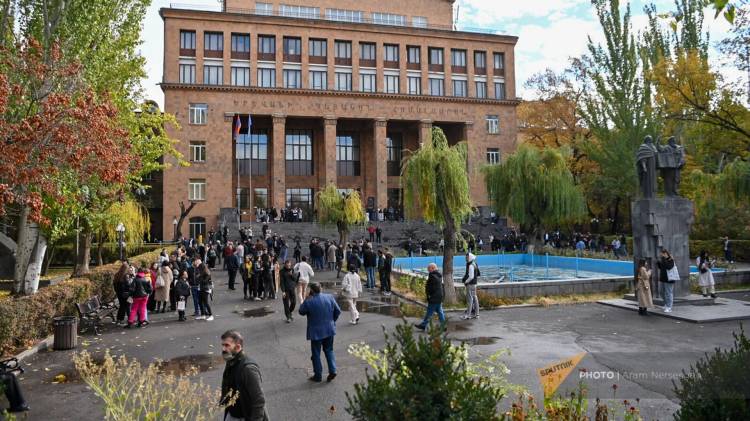 «Հրապարակ». ԵՊՀ-ում 404 դասախոս աշխատում է 0.25 դրույքով՝ ստանալով 60 հազար