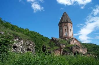 «Հրապարակ». Փաշինյանը պետության պահպանության տակ գտնվող վանքերի քայքայվելը չի տեսնում
