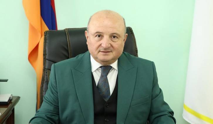 Պարեկային ծառայությունը ուժով փորձում է տանել Վարդան Ղուկասյանի մեքենան