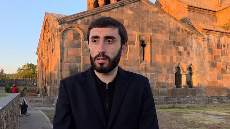 «Հրապարակ»․ Տեր Արամին փոխարինող քահանային անիծել է, ընկել, ոտքը կոտրել