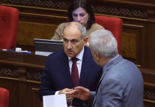 «Հրապարակ»․ Փաշինյանը  «քեն քշեց», Քոչարյանը՝ «բոչկա գլորեց»