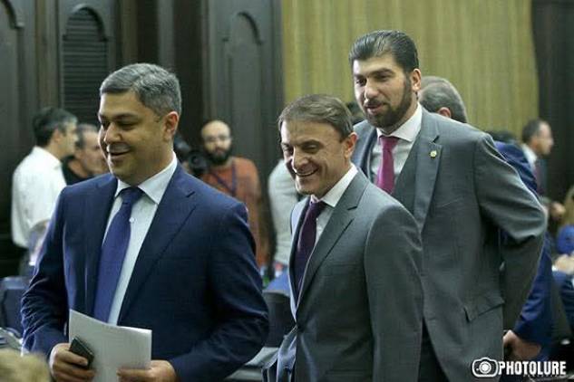 Նախկին պաշտոնյաների ահռելի բանակից ո՞վ է հիմա նրա կողքին